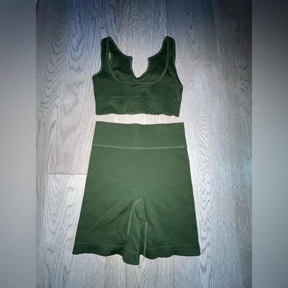 Green work out bra and short set - Picture 2 of 2